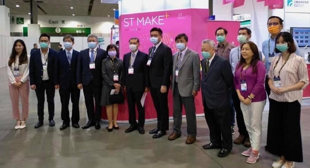 「ST MAKE+」聯盟參加「台北國際產業科技展」，展示2020年聯盟多項「智慧應用」相關成果，圖為展場合影。圖／ST MAKE+聯盟提供