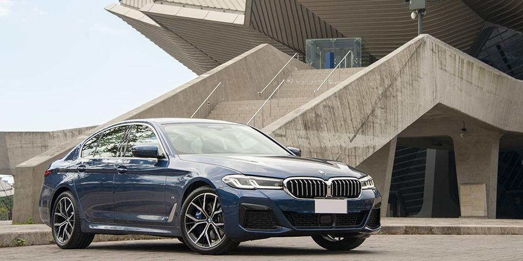 BMW 5系列外觀以簡約、現代設計筆觸，賦予更加洗練與優雅的運動風格，試駕車530i M Sport首發版換上充滿賽道基因的M Sport套件，帥氣指數破表，售價339萬元。圖／陳大任攝