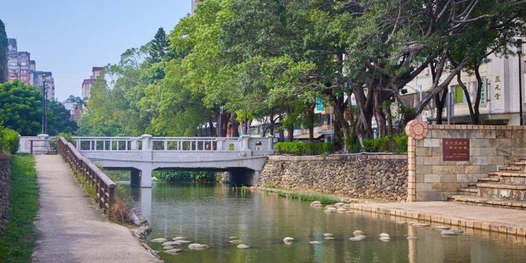 護城河親水公園已是新竹市內知名景點之一，藉由草地流水交織的設計讓人親近自然。  圖／行遍天下提供 