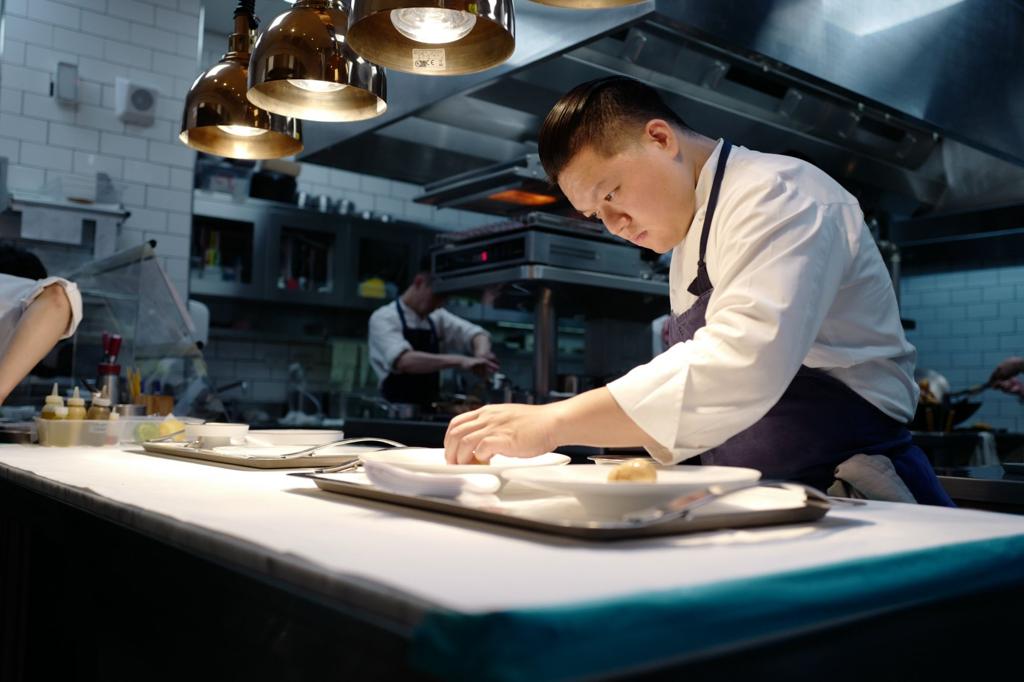 台北米其林二星餐廳 Taïrroir 態芮的主廚何順凱（Kai Ho）不刻意做台魂法菜，只是想用日常生活可得的材料，從台灣的口味做延伸。