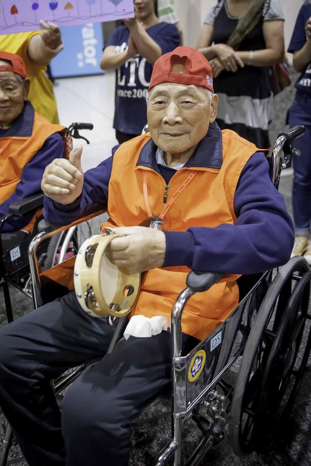 高齡98歲黃桂甫伯伯歡喜演出贏得喝采。