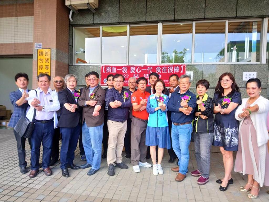 由中華民國食品流通商業同業公會全國聯合會暨台灣食品發展協會發動的「捐血一袋 愛心一代 食在很棒」活動，今日在台中捐血中心舉辦。圖／曾麗芳