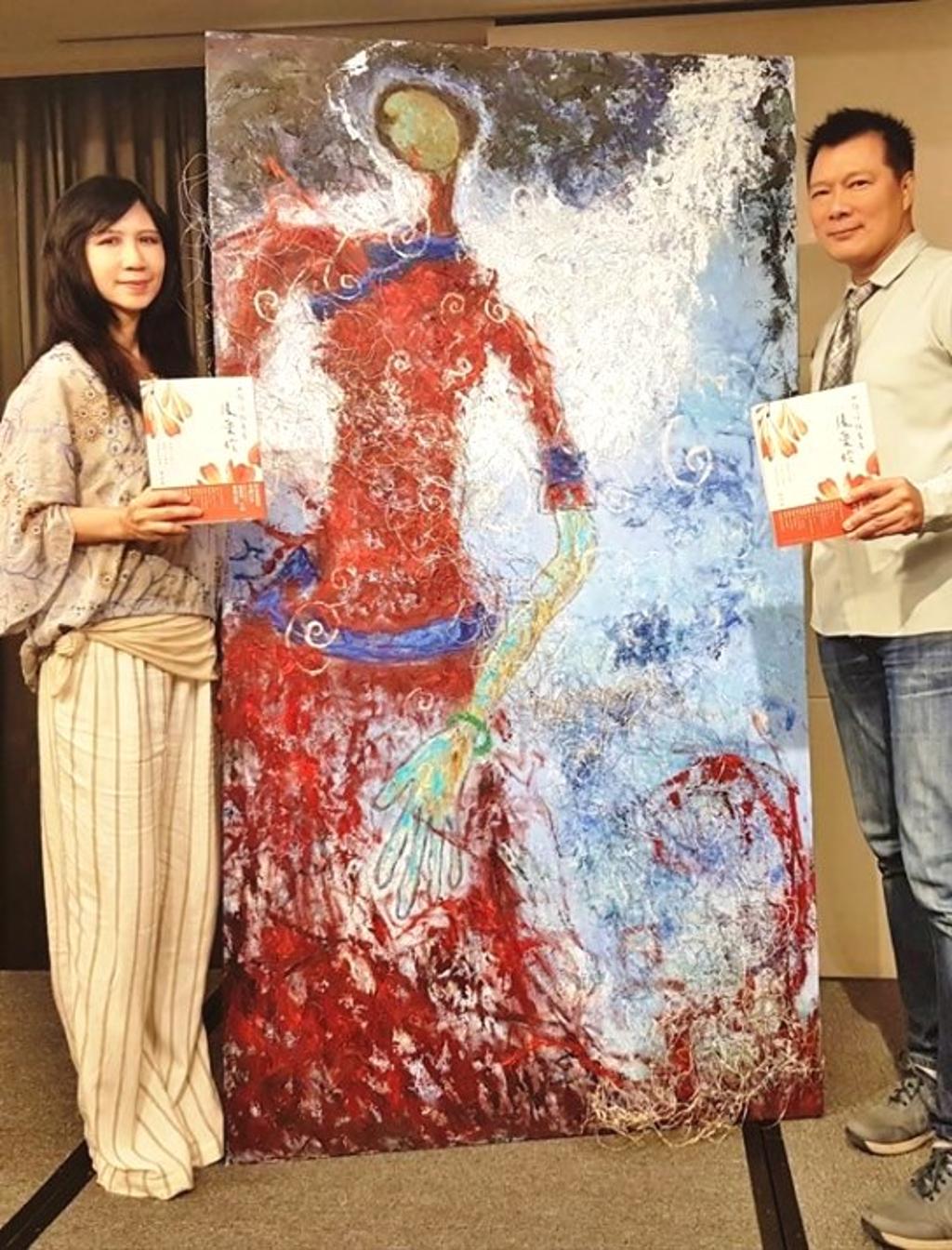 畫家李昕（左）在張愛玲100歲冥誕製作一幅多媒材畫作，與知名作家蔡詩萍（右）所著「也許你該看看張愛玲」一書同時向張愛玲致敬。圖／昕。的藝術空間提供 