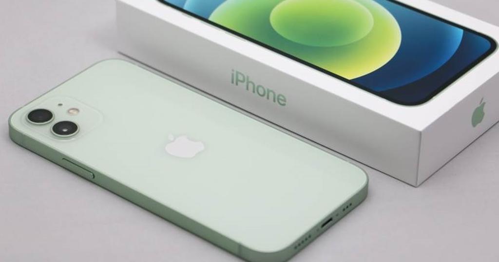 iPhone 12 以及包裝盒。iPhone 12系列的包裝盒與iPhone 11、iPhone XR一樣以白色為底，加上與手機機身顏色相符的圖片。圖/黃慧雯攝