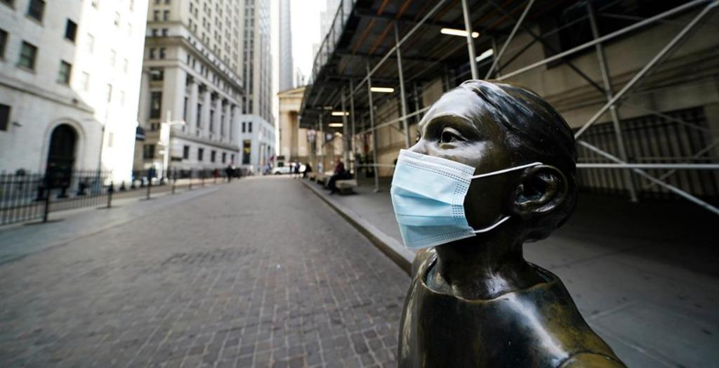 紐約證券交易所前戴上口罩的無畏女孩雕像。圖／美聯社