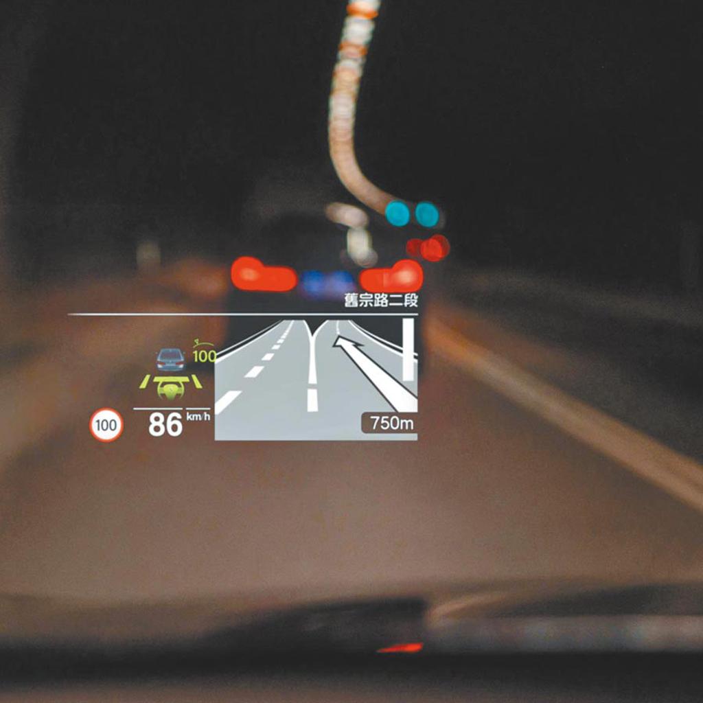 HUD車況抬頭顯示器面積較前代加大16%，行車資訊更完整。圖／汎德提供
