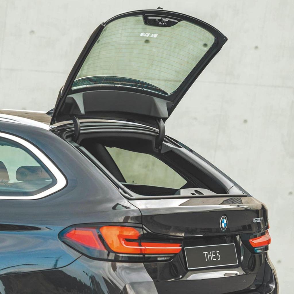 BMW Touring旅行車款獨有的獨立開啟式後擋玻璃，取放物品更便利。圖／汎德提供