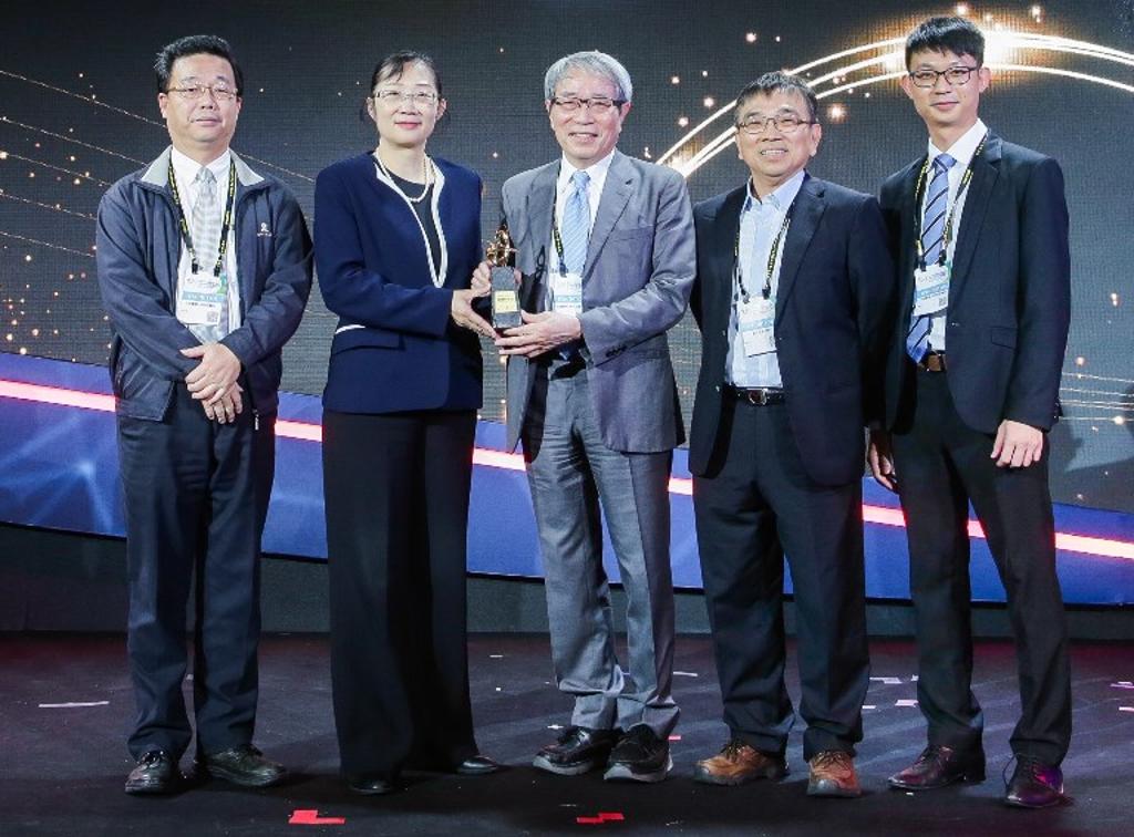 鄭隆賓院長帶領導的免疫細胞治療團隊榮獲2020未來科技突破獎殊榮。圖／中國醫藥大學提供