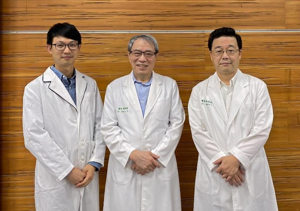 鄭隆賓院長（中）、徐偉成副院長（右）與助理研究員江智聖團隊開發免疫細胞治療技術。圖／中國醫藥大學提供 