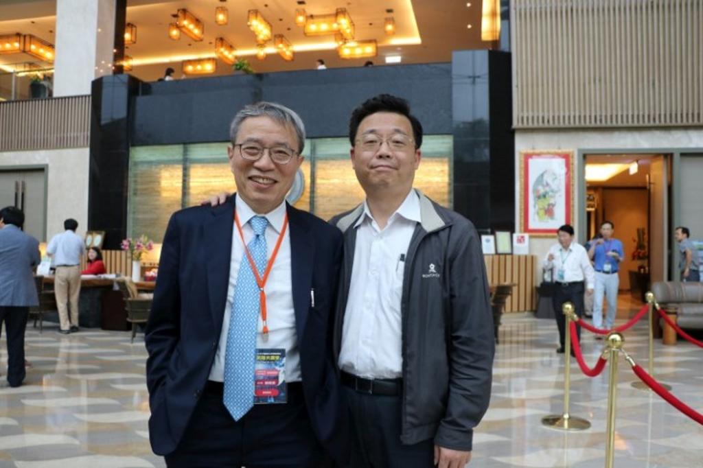 鄭隆賓院長與徐偉成副院長是科學研究的最佳拍檔。圖／中國醫藥大學提供 