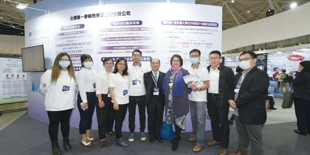 中國附醫關係企業-長聖國際生醫總經理黃文良（右五），率領團隊參加台灣醫療科技展。圖／中國附醫提供