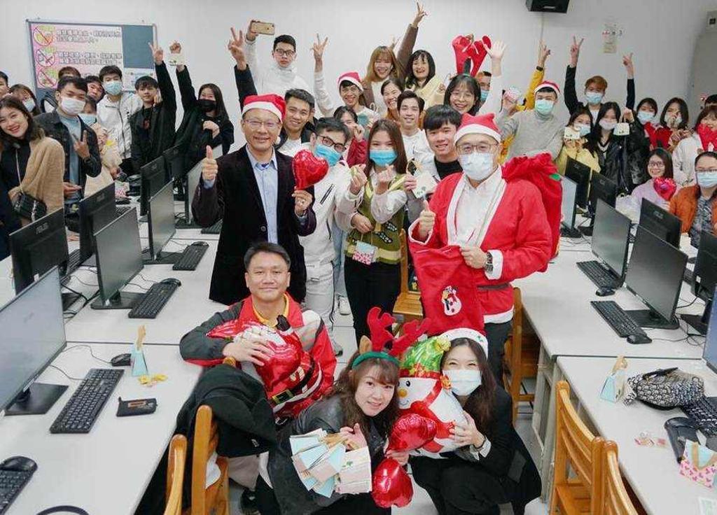 黃榮鵬校長扮演聖誕老人率領師長們開啟祝福列車，到各境外生班上，祝福師生平安快樂。育達科大提供