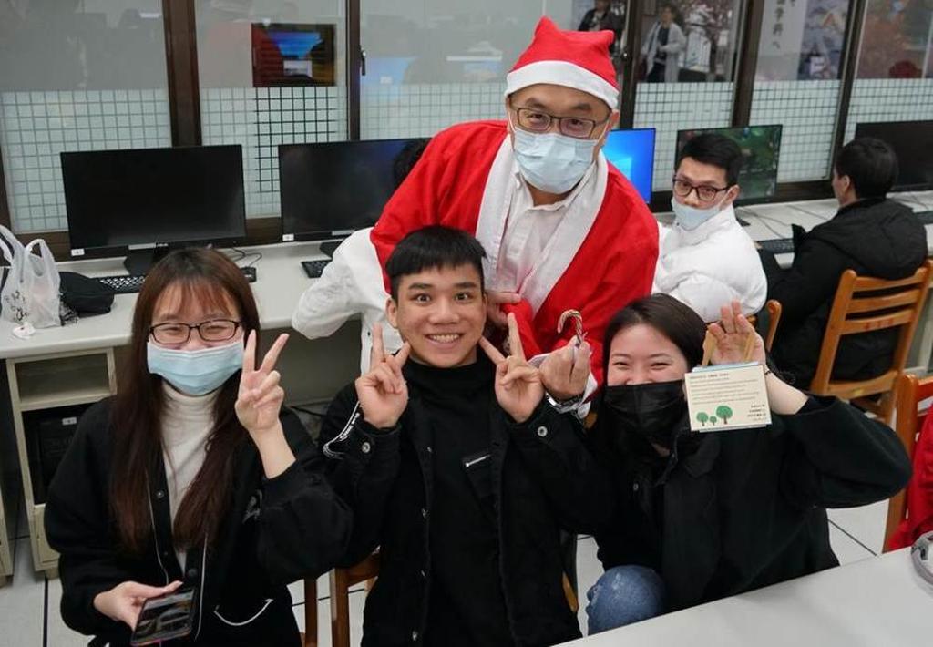 黃榮鵬校長扮演聖誕老人與越南學生開心合照。育達科大提供