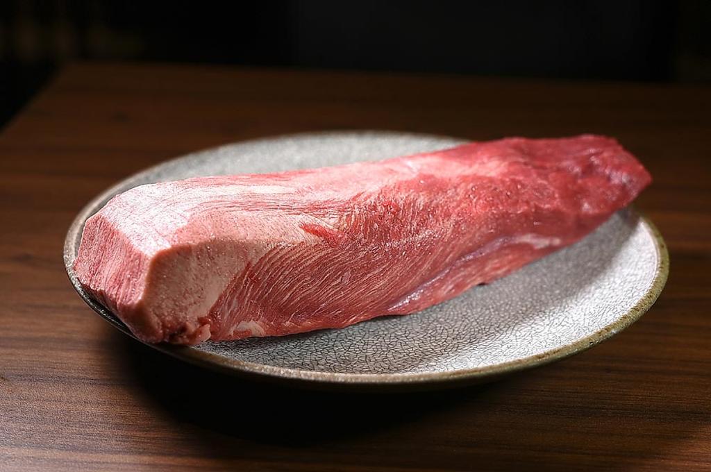 「塊燒」是將油脂較少的牛肉順肉筋紋理以塊狀分切後，再以直火燒烤，因外層夠厚，肉汁流失較少。圖／姚舜