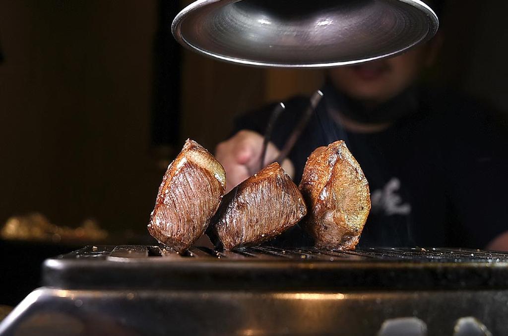 在米其林一星燒肉店〈俺達的肉屋〉，可以嘗到「塊燒」的牛舌。圖／姚舜