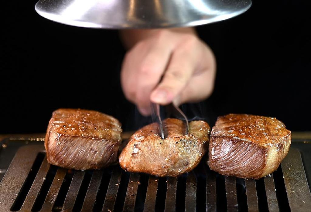 〈俺達的肉屋〉採「塊燒」的牛肉，分切成塊狀後，厚度比牛排還厚，在烤網上排列很壯觀。圖／姚舜