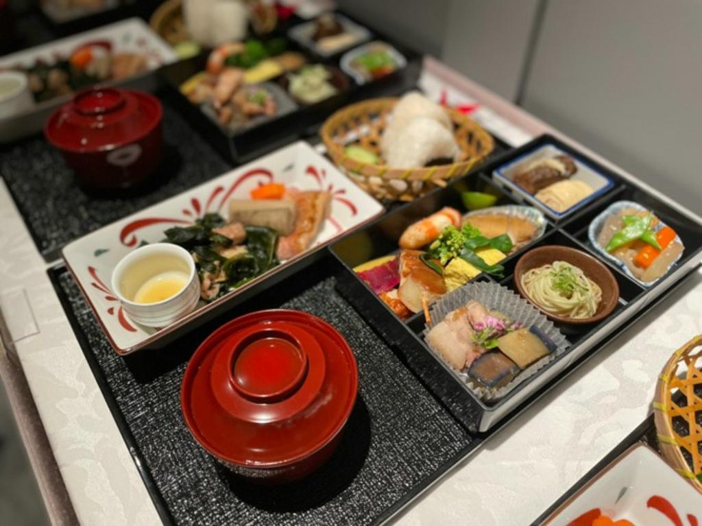 「空中饗宴」日本在地美食之旅，百分百還原日航商務機上餐、並融入北海道鄉土料理特色。圖／台北老爺提供