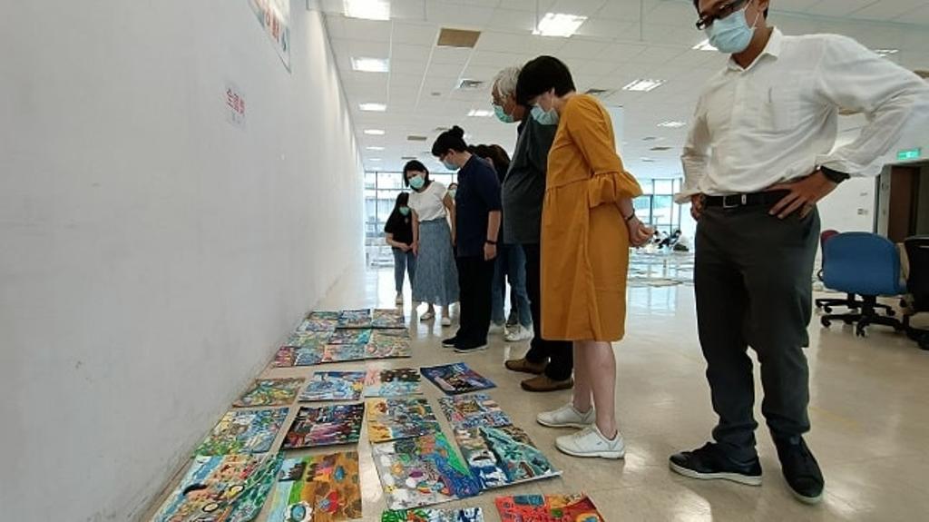 全國賽作品競爭激烈難分軒輊,評審委員專注評比。圖/主辦單位提供