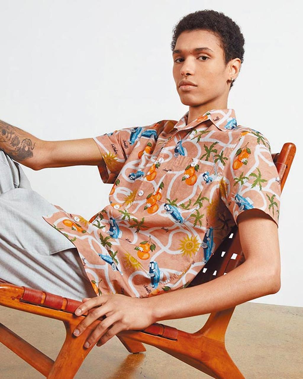 休閒感強烈的古巴領,單穿就有型也很有架勢。Ted Baker古巴領夏威夷襯衫4980元。圖/Ted Baker提供