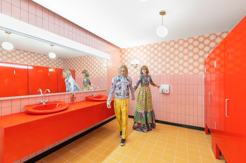 2016 年春夏形象廣告以柏林為背景，打造出 80 年代風格的夜總會廁所。
