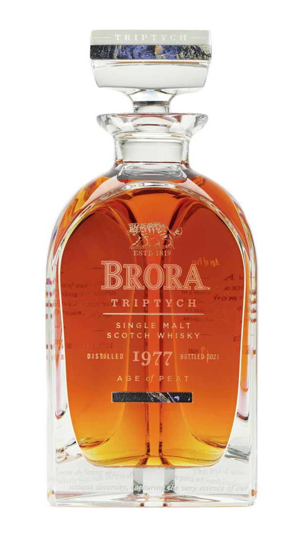  「BRORA TRIPTYCH 限量藏家原酒組」中的1977：The Age of Peat‧泥煤世代1977，BRORA在1972-1980年間開始生產具有泥煤風格的威士忌，為頂級調和威士忌帶來BRORA經典風味。在當時未曾有一個酒廠如此投入泥煤風格威士忌的創作。此款原酒表現出BRORA最經典的泥煤Peated風味。ABV 48.6%。圖／業者提供 