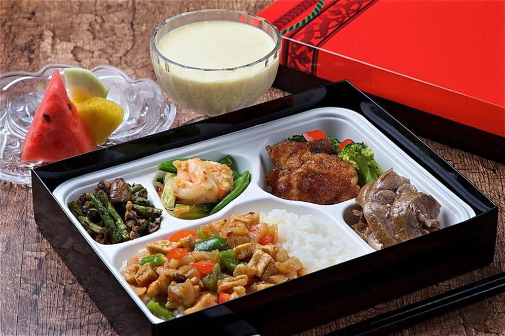 因應疫情升溫，台北神旺飯店推出各種預約點餐的外賣外帶熱食，圖為內容豐盛的「尊爵餐盒」。圖／台北神旺大飯店