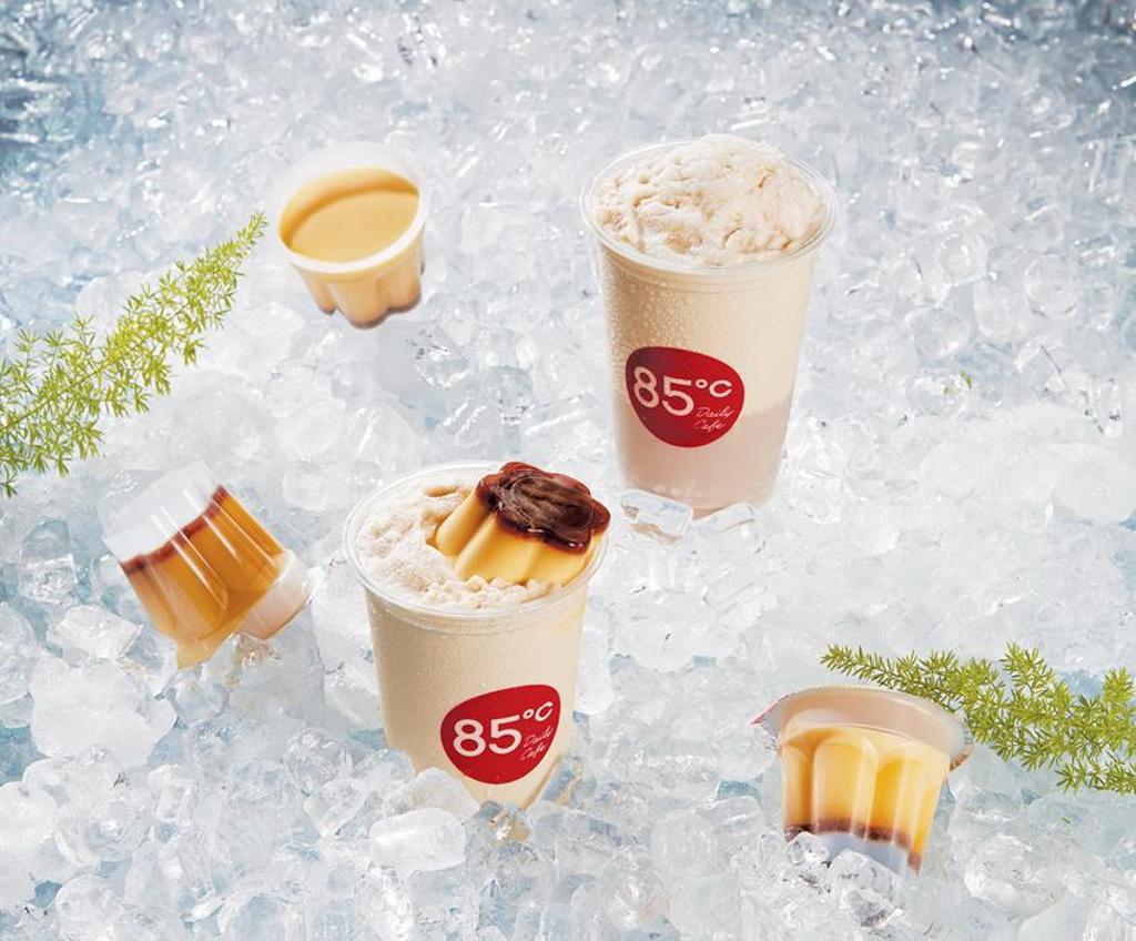 搶炎夏消暑商機，85度C推出全新口味的「兩顆布丁冰沙」與「布蕾冰沙」。圖／85度C提供