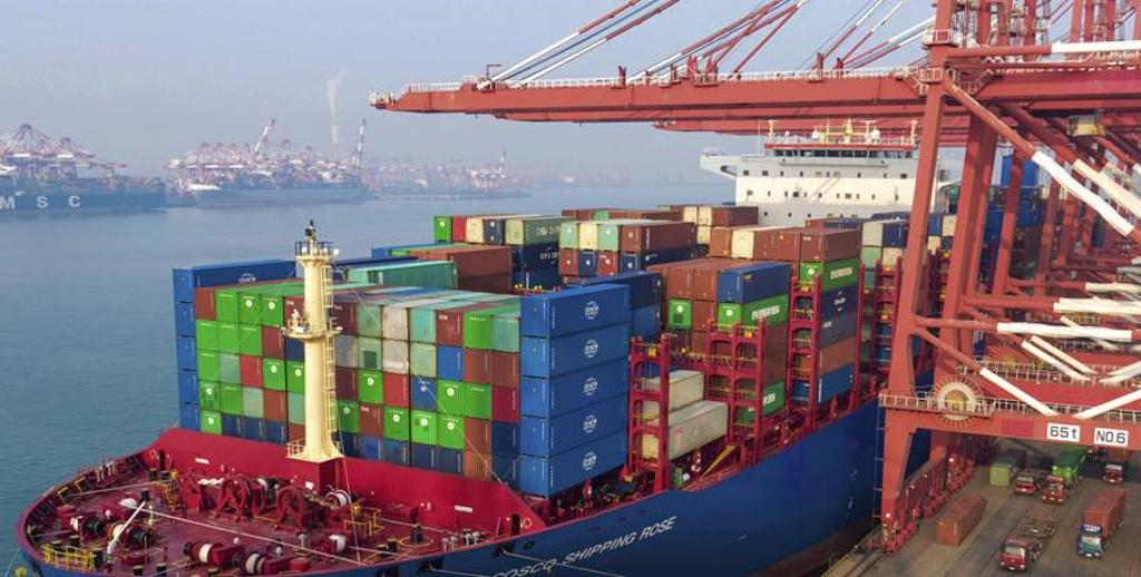 上海航運交易所28日下午公布的貨櫃運價指數，所有主要航線運價都有上漲，只有美西線下跌一成。圖／美聯社