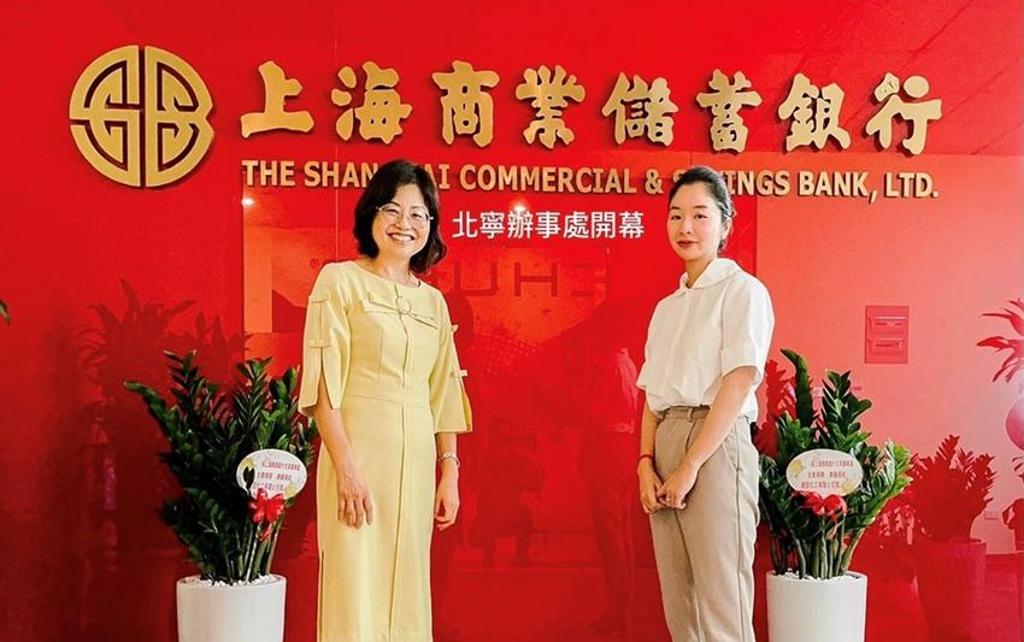 上海商銀越南北寧辦事處代表林麗珍(左)，帶領同仁舉行開幕儀式。圖／上海商銀提供