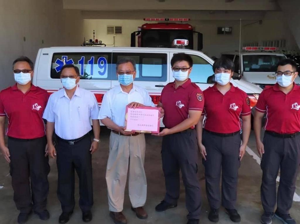 澎湖縣長賴峰偉感謝愛爾麗集團捐贈澎湖600萬防疫物資及專責隊的新型救護車。  圖／業者提供