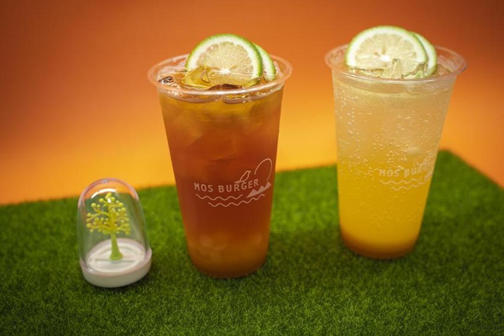 摩斯漢堡與微熱山丘合作推出新品「鳳梨蒟蒻冰茶」(左)、「鳳梨氣泡飲」(右。圖／摩斯漢堡