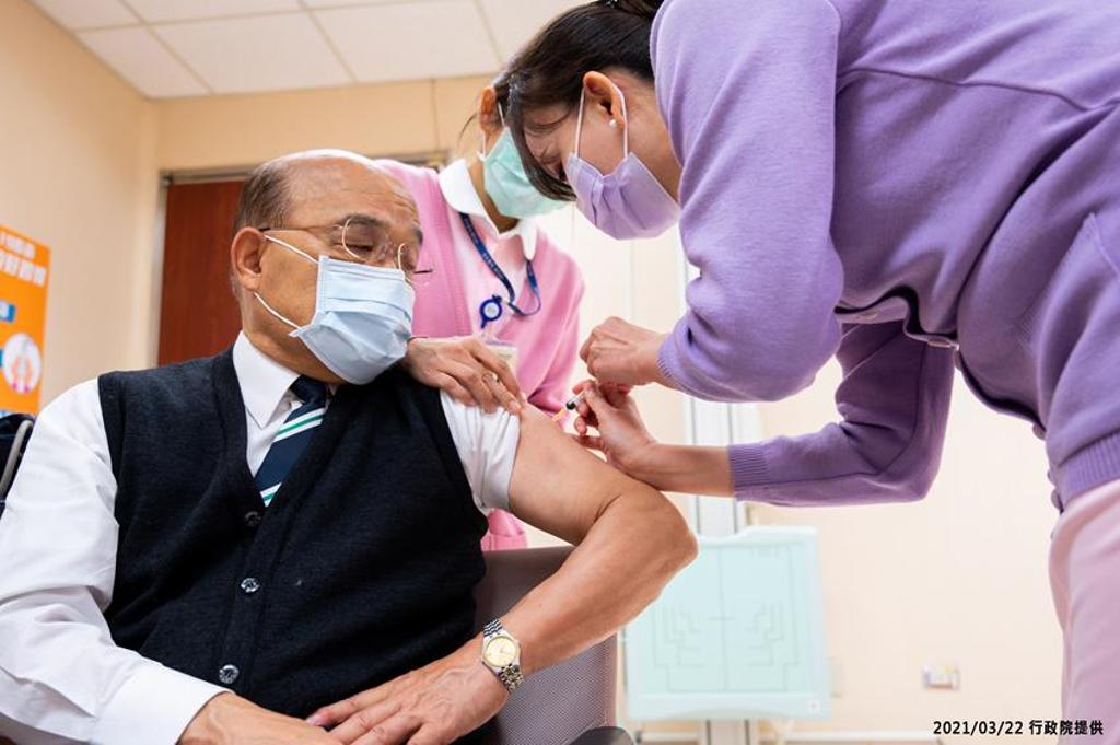 圖為行政院長蘇貞昌接種AZ疫苗的情況。圖／中央流行疫情指揮中心提供