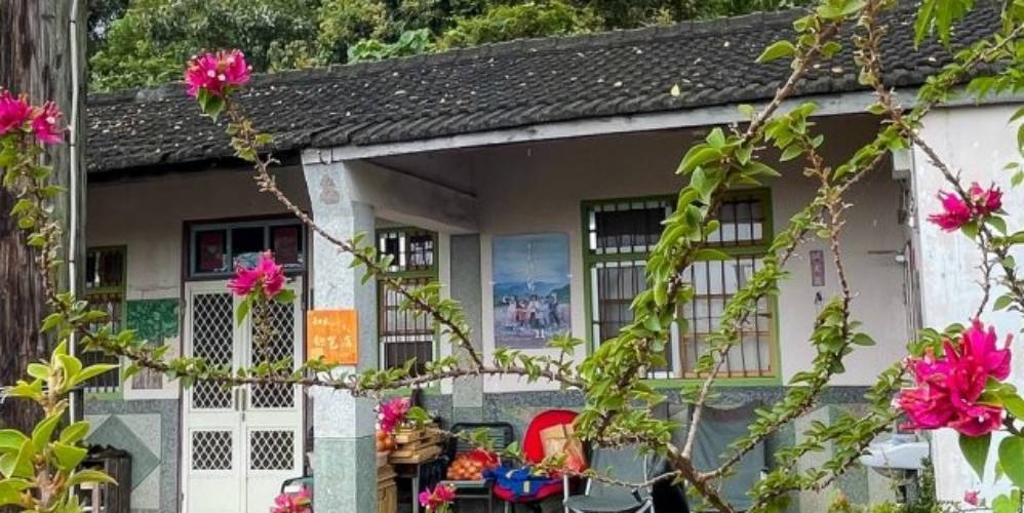 隱匿在山林間,離城市不遠處、像是住宅的房子,其實是間烘焙坊。 圖/行遍天下提供