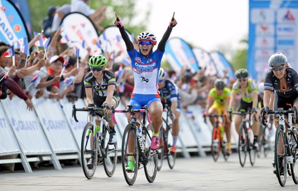 黃亭茵（圖左二）在2016年的UCI Women World Tour世界巡迴賽環崇明島賽第1站技壓Leah Kirchmann（圖左）、 Chloe Hosking（圖右）等名將，衝出單站冠軍。圖／美利達提供