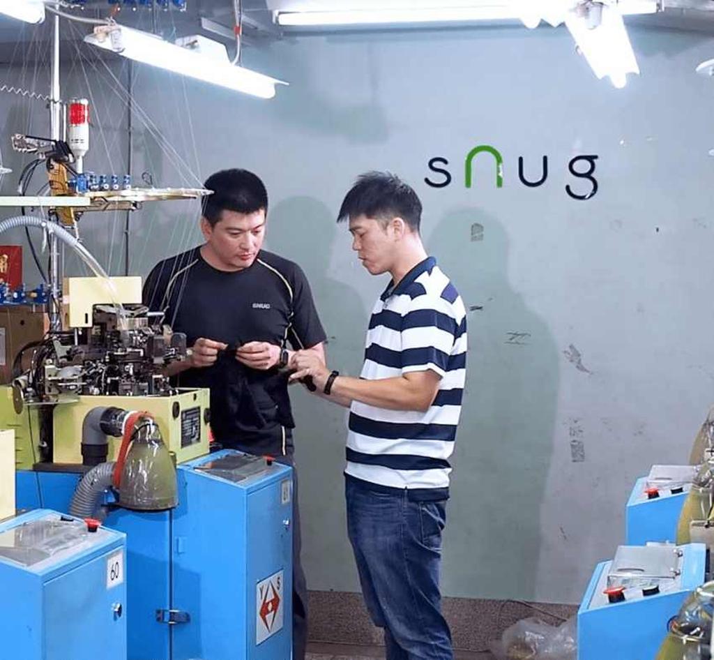 sNug給足呵護總經理鐘志誠(左)每年不間斷投入公益,身為基督徒的他重視兒童的成長,貼身襪子一定要符合有害物質零檢出的安心認證。圖/sNug提供