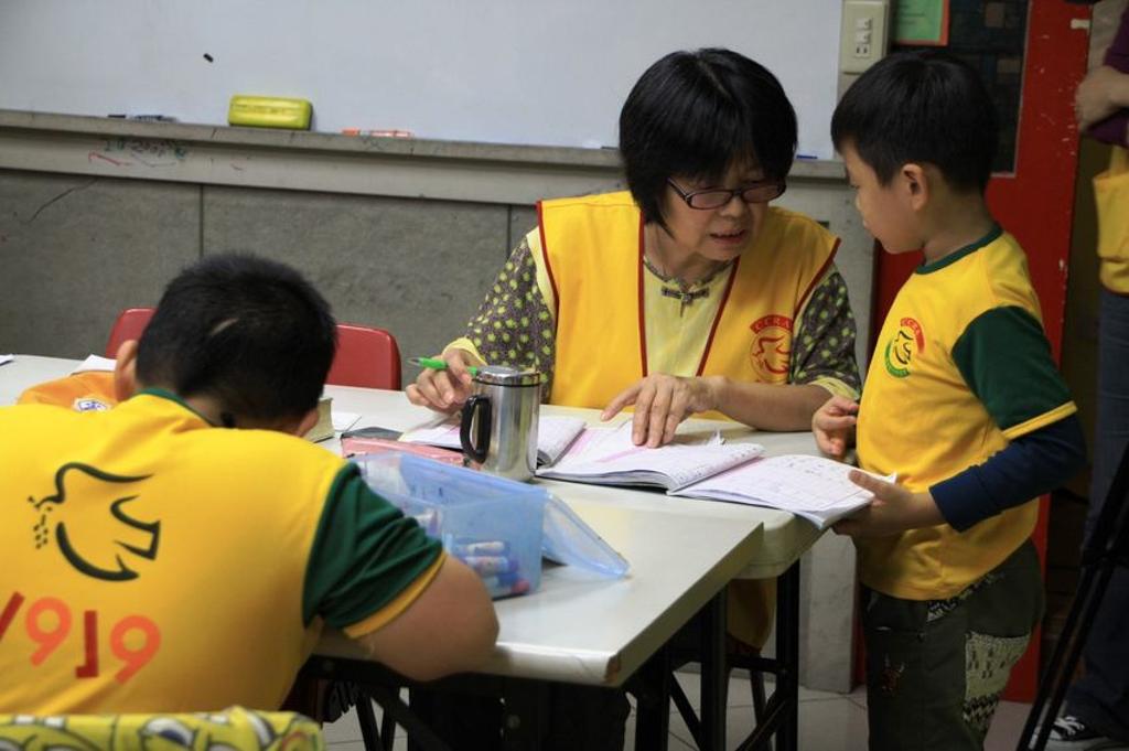 中華基督教救助協會自2004年成立「1919陪讀班」以來，全台已有超過5萬名的弱勢家庭孩童獲得幫助。圖／基督教救助協會提供