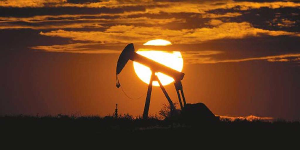 布蘭特原油期價繼周二大漲1.3％至每桶70.25美元，創2019年5月以來最高收盤價，周三續漲1％突破71美元，報每桶71.18美元。圖／美聯社