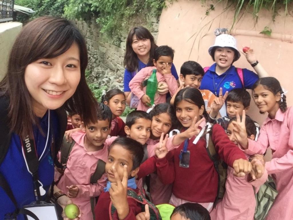 朝陽國際志工赴越南、緬甸、柬埔寨、印尼、非洲坦尚尼亞、印度等地服務，榮獲青年海外和平工作團隊競賽獎項之肯定。圖／朝陽科大提供 