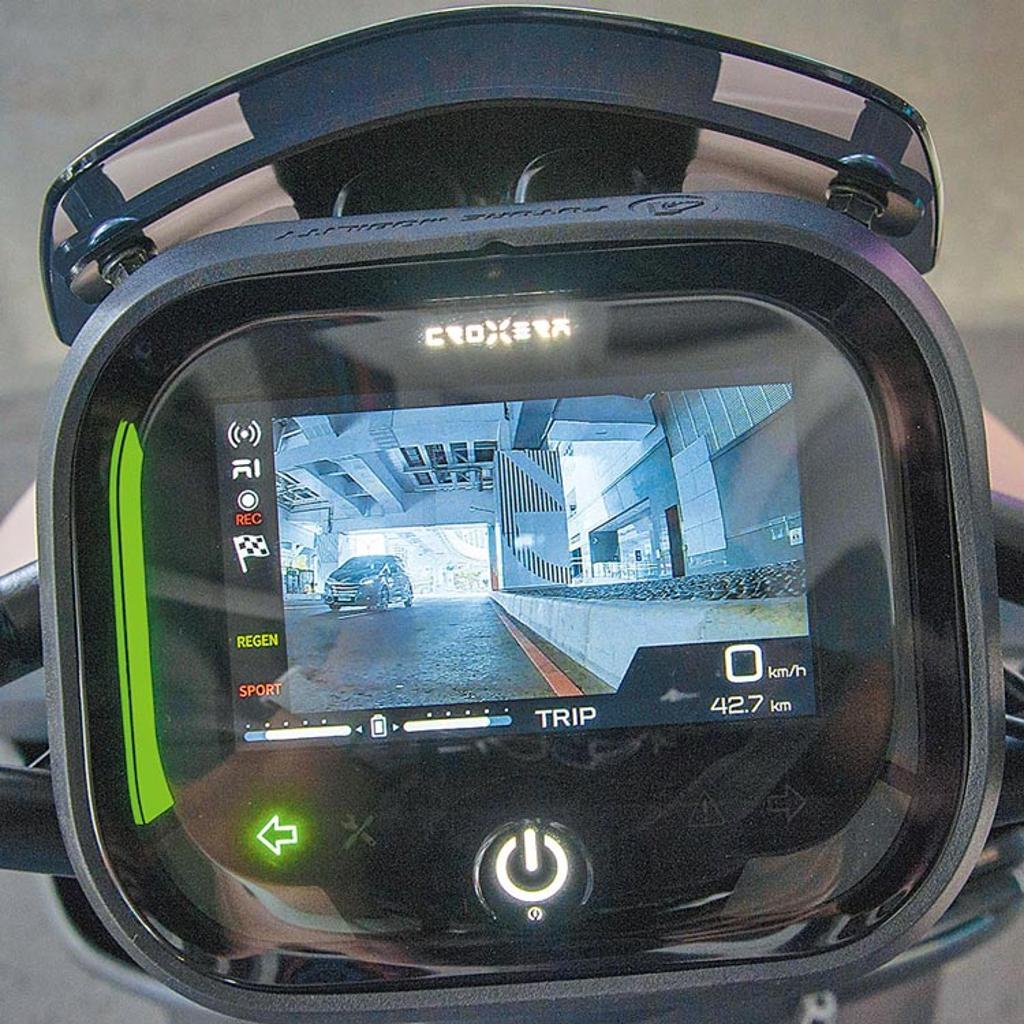 CROXERA 6智慧儀表可顯示車後景象。圖／陳大任攝