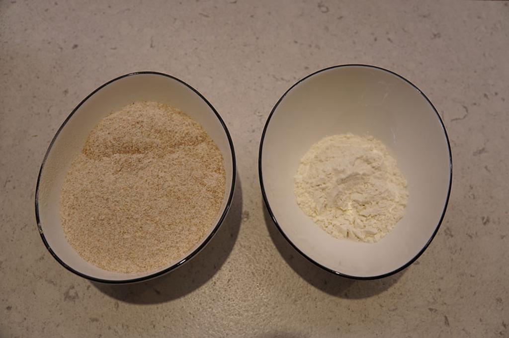 現磨的台灣小麥粉（左）帶有褐色並有獨特風味，且比一般大量生產的麵粉（右）營養。圖／姚舜