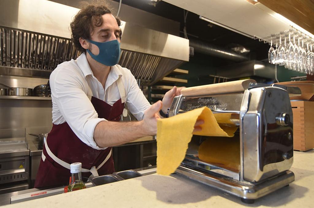 〈FERMI〉Pasta Bar的Pasta都是每日現做，且「眼見為真」、看得到麵皮與麵體產製過程。圖／姚舜