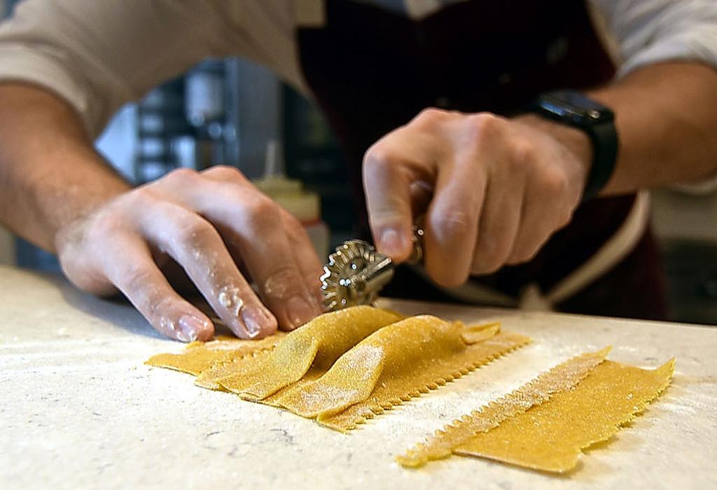 〈FERMI〉的義大利麵餃的花邊，是將餡料包好後再一個個用滾刀以手工切出的，費時費事又費工。圖／姚舜
