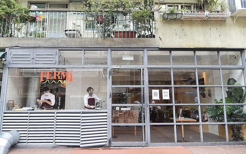 〈FERMI〉Pasta Bar開在台北東區SOGO後巷復興南路一段巷弄內，從店外就可透過玻璃窗看到廚師天天手工製麵與包餃子過程。圖／姚舜