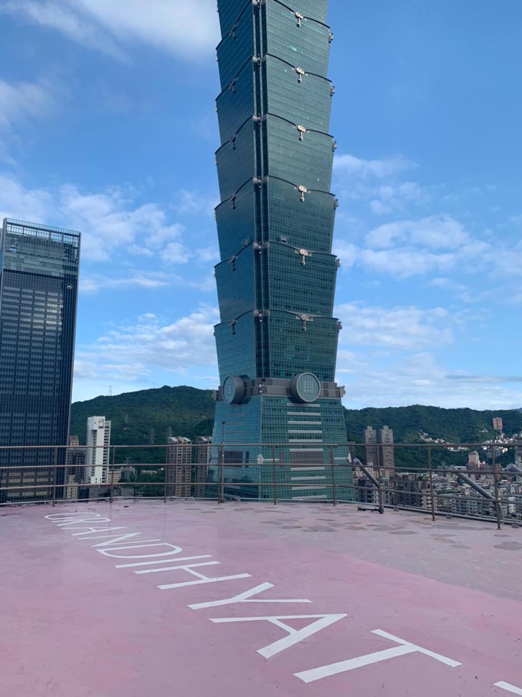 台北君悅酒店為搶訂房商機,以31周年慶為名將於9月24日首度公開頂樓停機坪開放房客報名參觀體驗。圖/台北君悅酒店