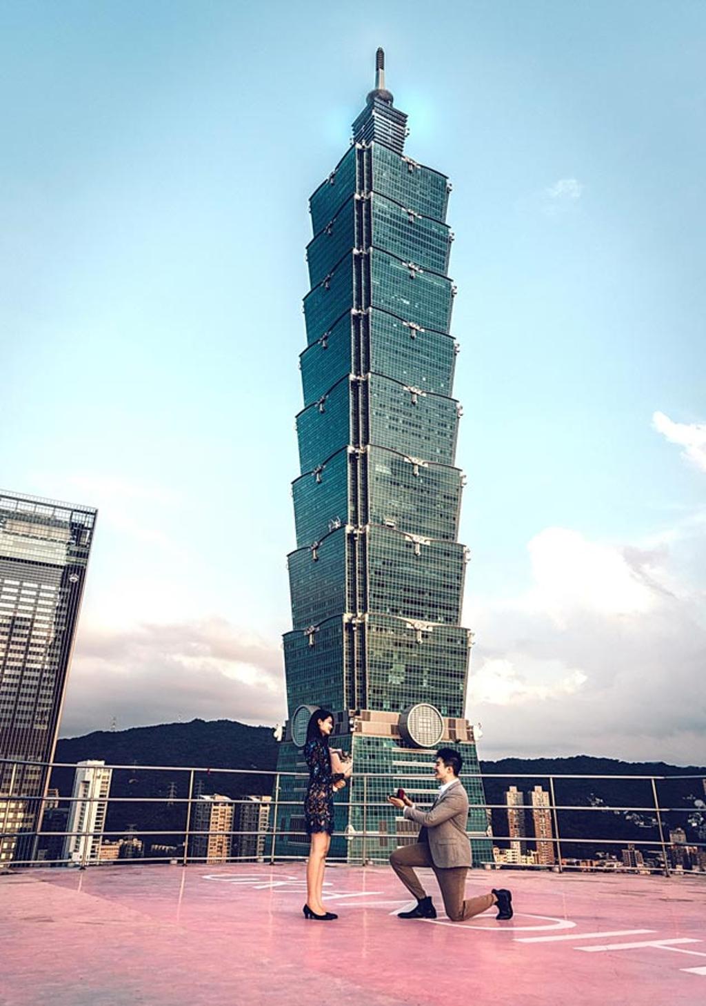 台北君悅酒店結合頂樓停機坪空間，設計推出「秘境求婚專案」，每場29999元供新人預訂。圖／台北君悅酒店