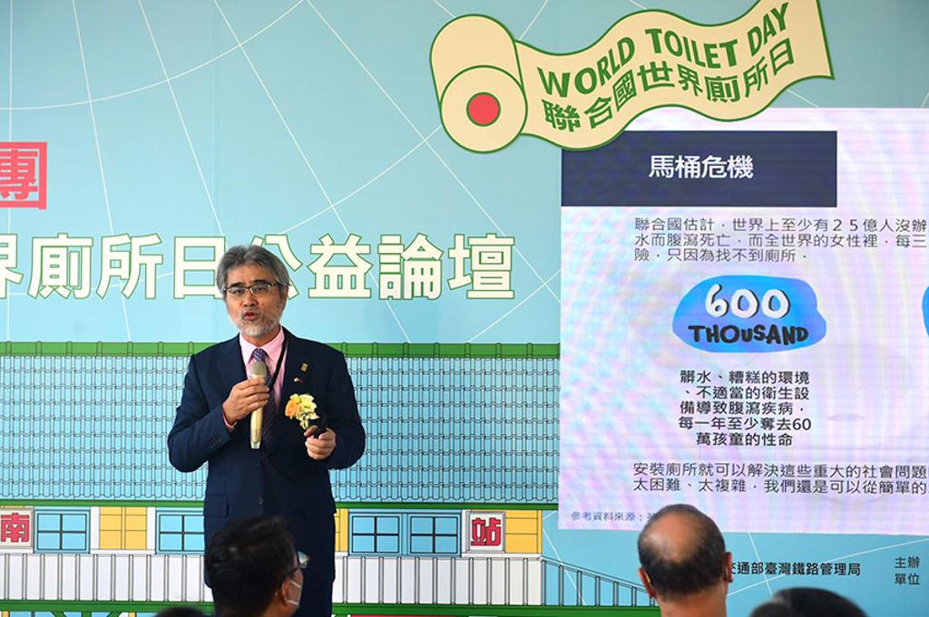 斯巴克集團林錦堂董事長說明如何在台灣公廁運用日本Amenity技術進行診斷、管理與清掃。 
