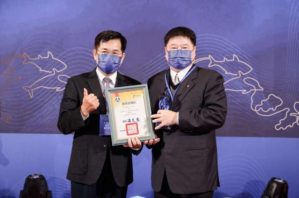 教育部長潘文忠(左)頒發陽明海運股份有限公司「團體獎」。圖/海大提供