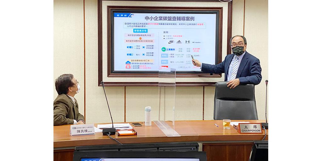 經濟部工業局呂正華局長（右）說明政府推動「產業低碳轉型」政策。圖╱陳宗慶