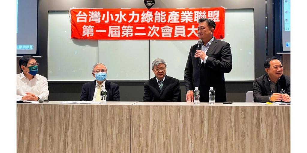立法委員王定宇鼓勵小水盟會員繼續為台灣再生能源的發展而努力。