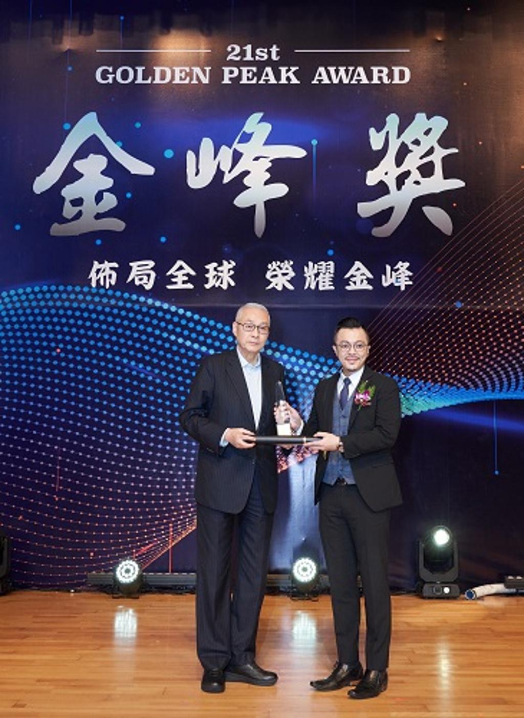 前副總統吳敦義(左)頒發獎牌，由鎧・資本董事總經理張鎧麒(右)代表接受。圖／中華民國傑出企業管理人協會提供
